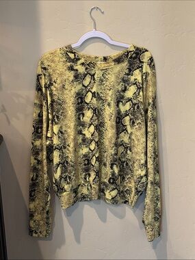 Yellow Snake-Print Long Sleeve Blouse - Stylish Animal Pattern